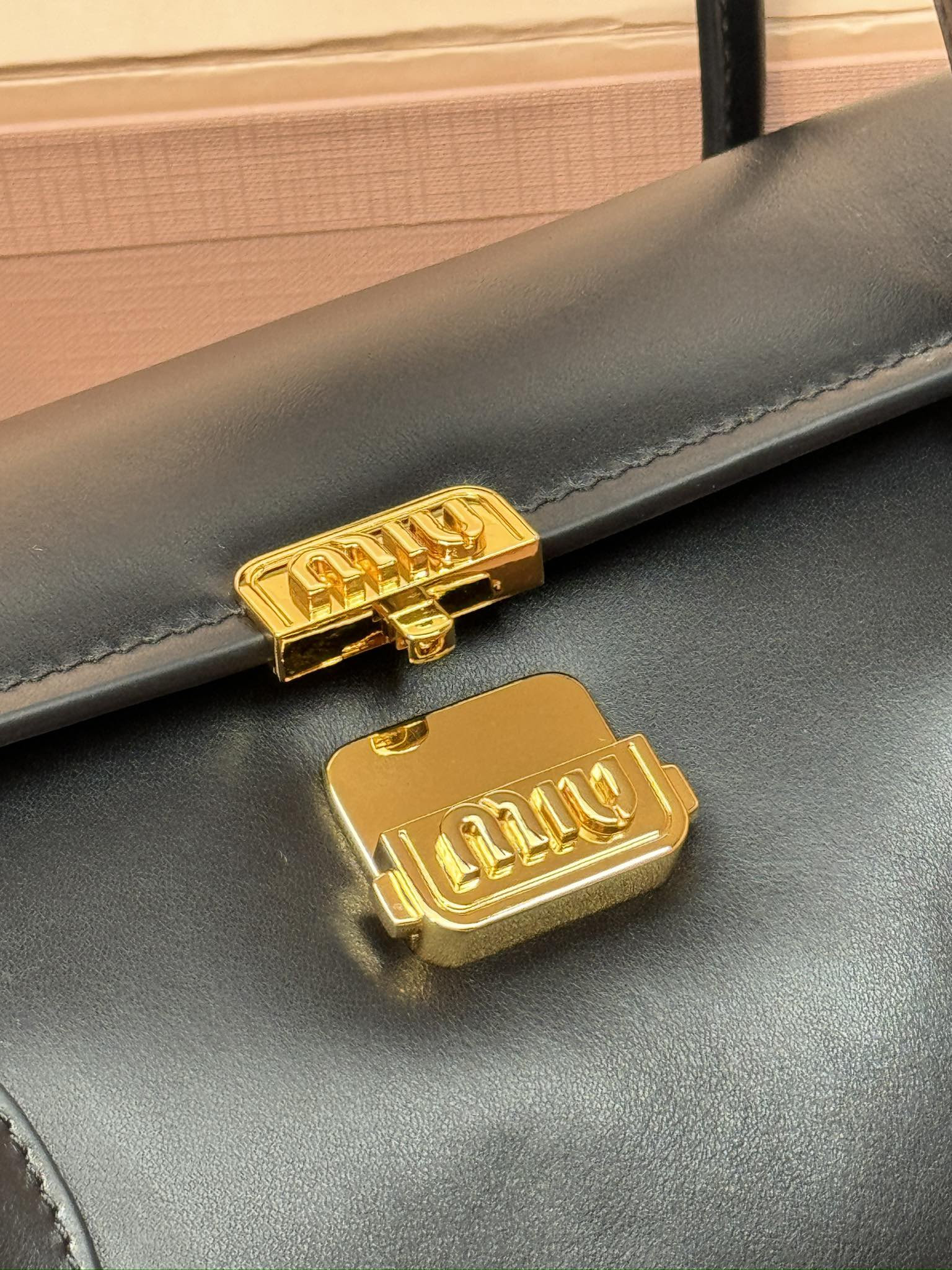Miu Miu Leather shoulder bag 15x28x11cm