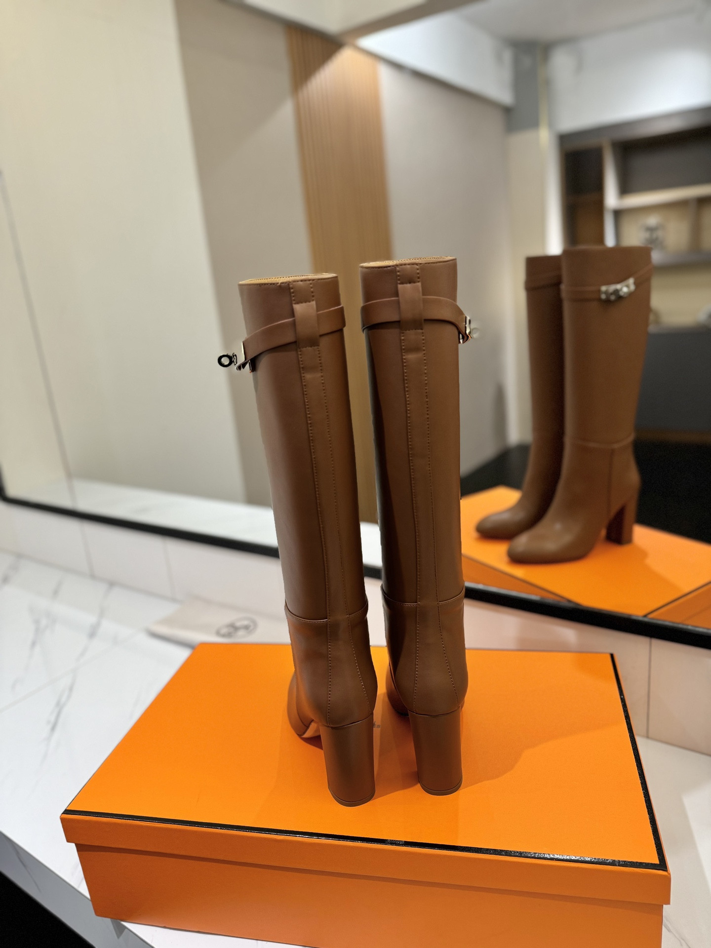 ua H**me5 jumping boots (heel height 8.5cm)