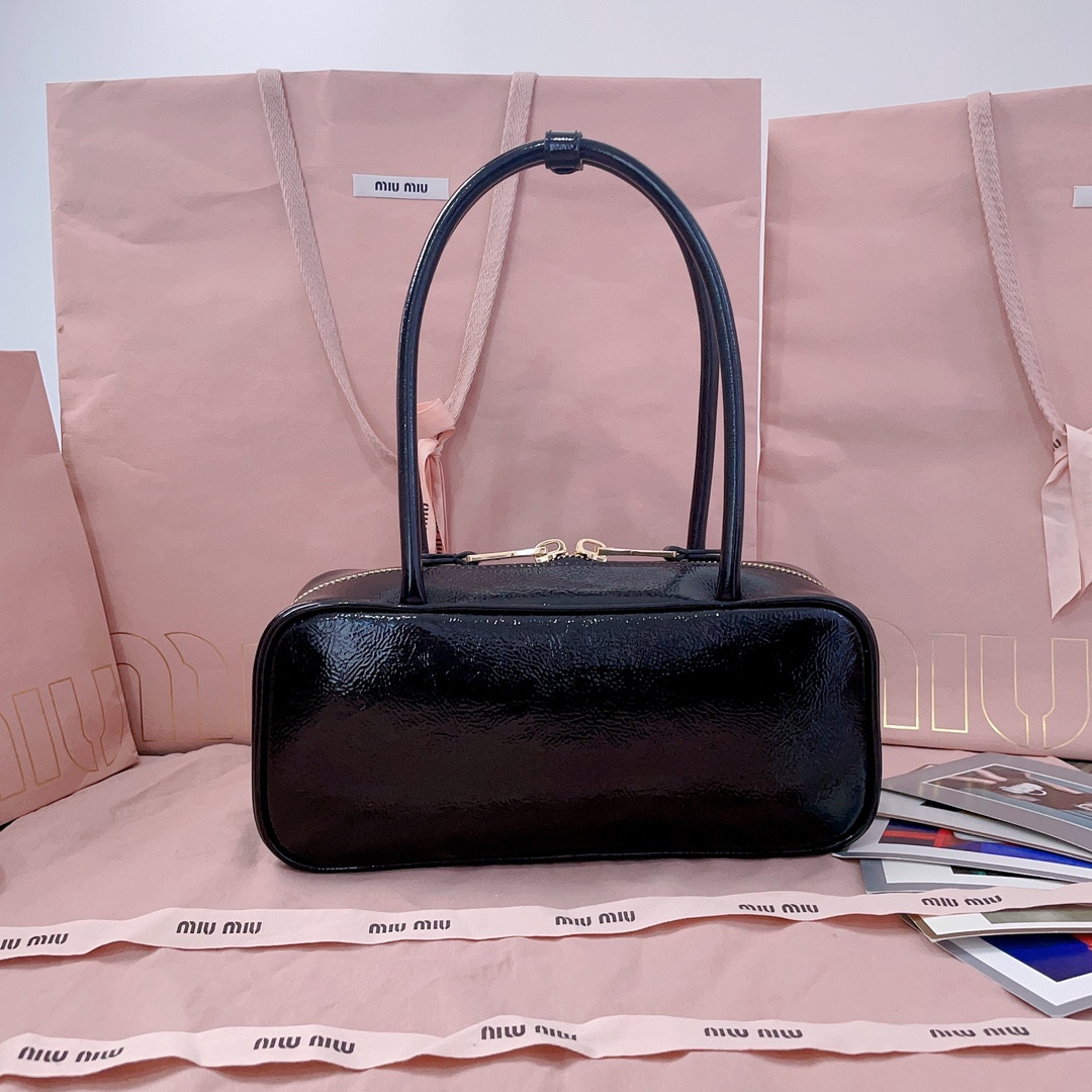 Miu Miu Beau naplak patent leather bag 12x27x8cm