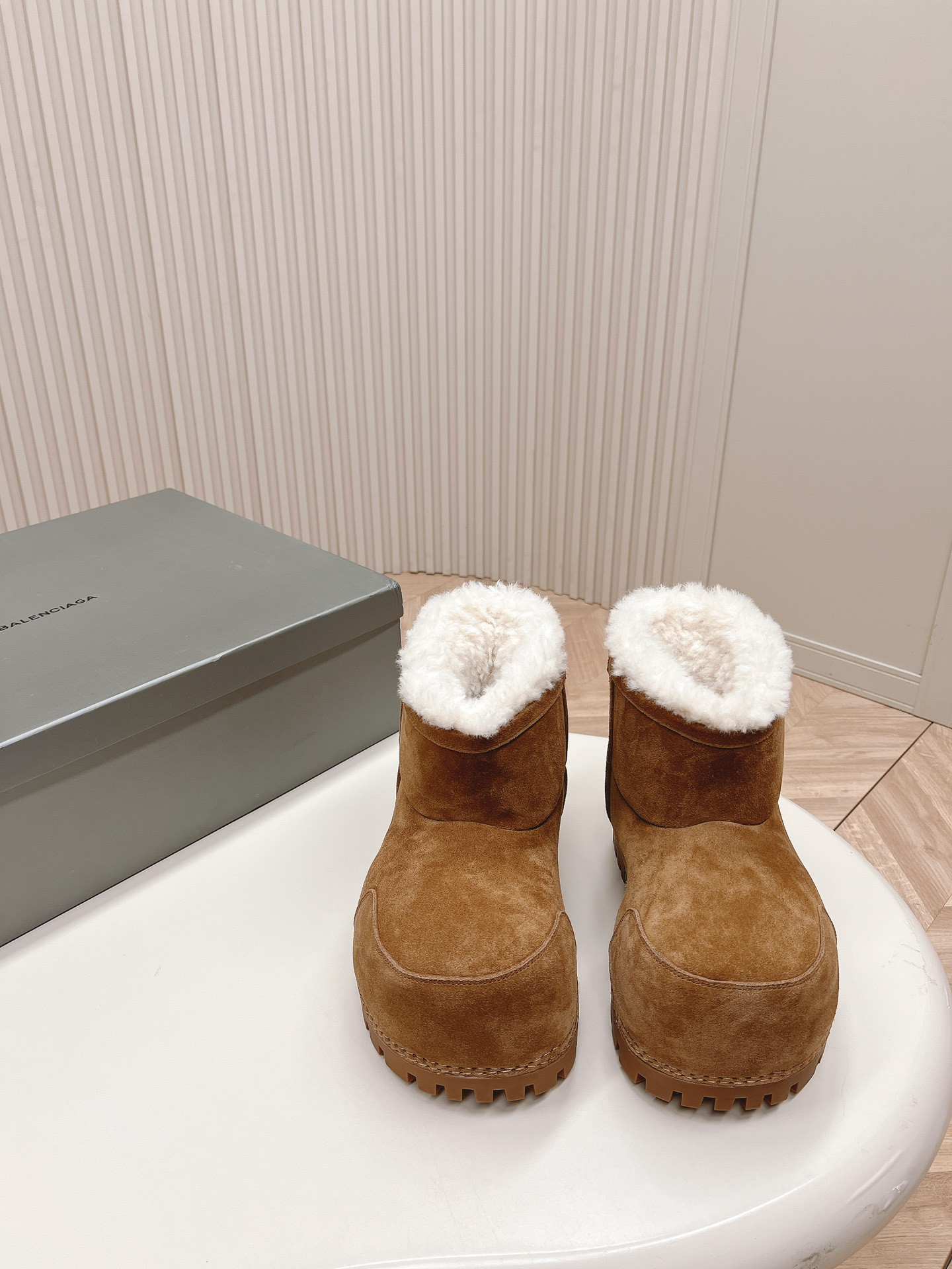 ua Ba*len*cia*ga snow boot