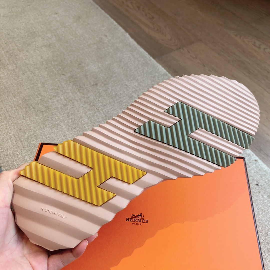 ua H**me5 bouncing sneaker
