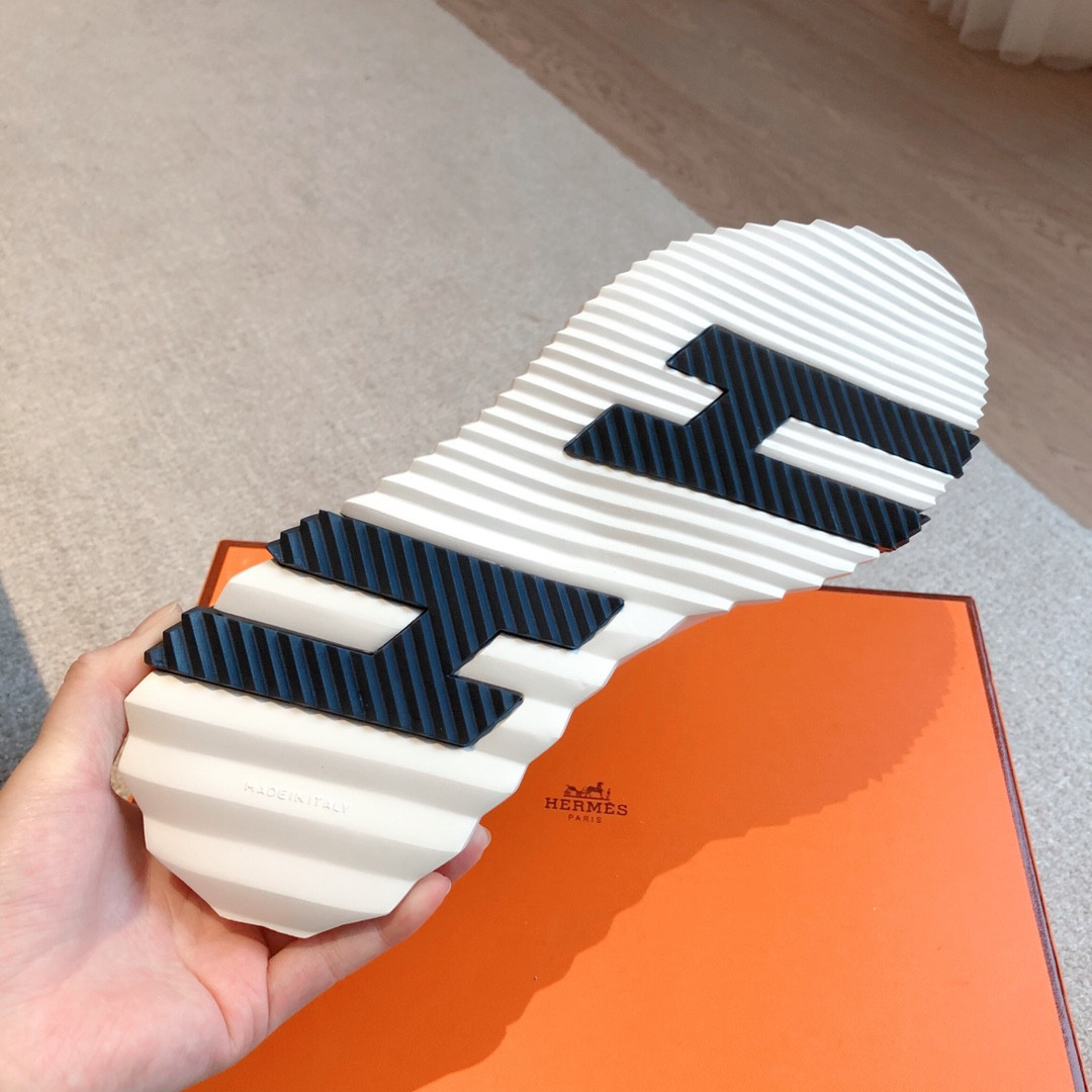 ua H**me5 bouncing sneaker