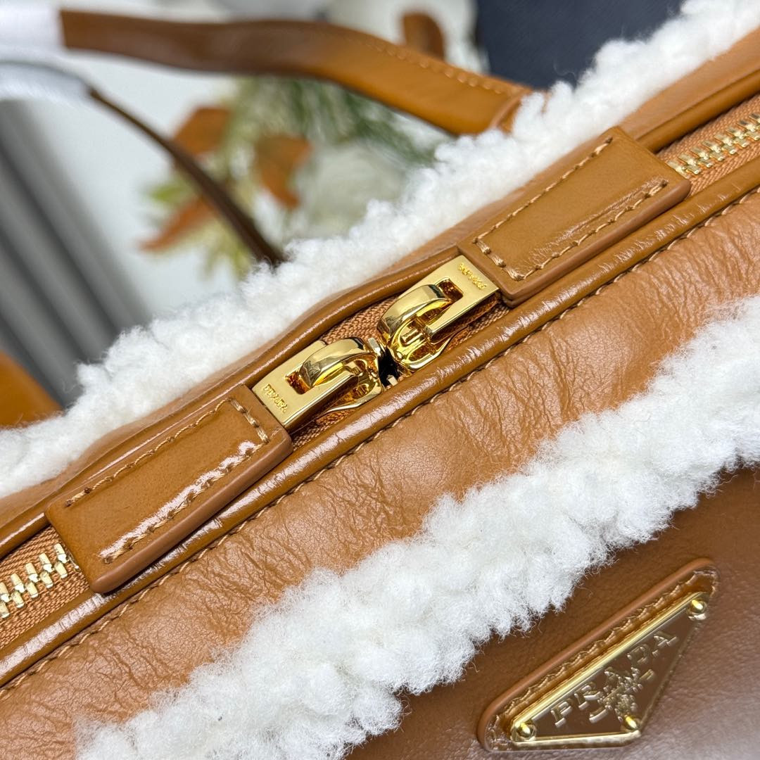 Pra*a medium shearling two-handle bag 12x 27x 6cm