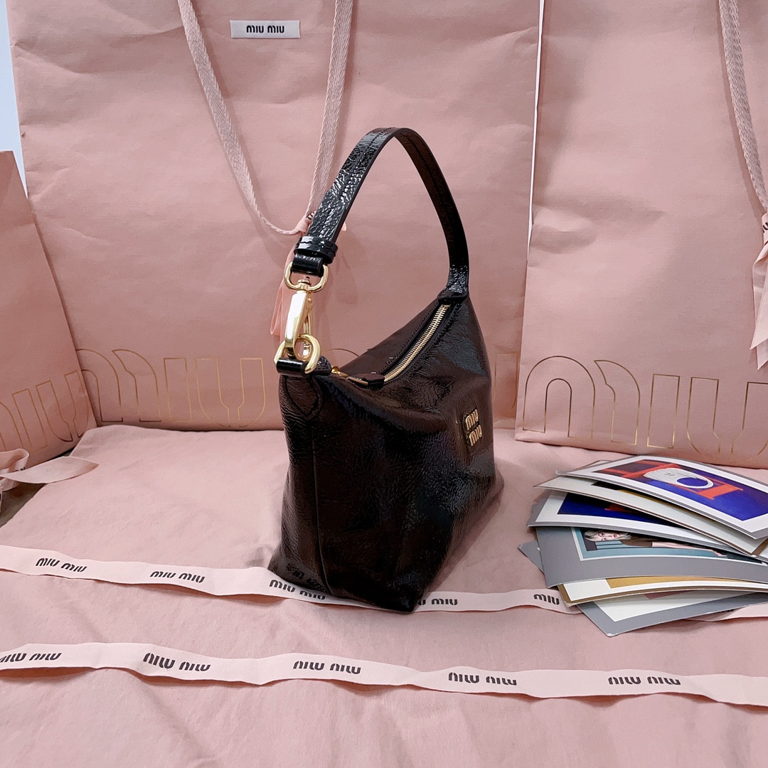 MIU MIU Naplak patent leather pouch 14x18.5x10cm