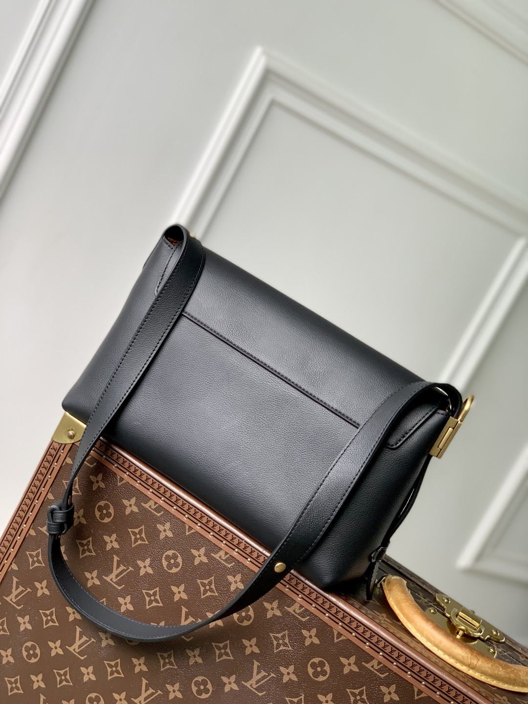 LV Messenger Bag M13148 30x18x12cm