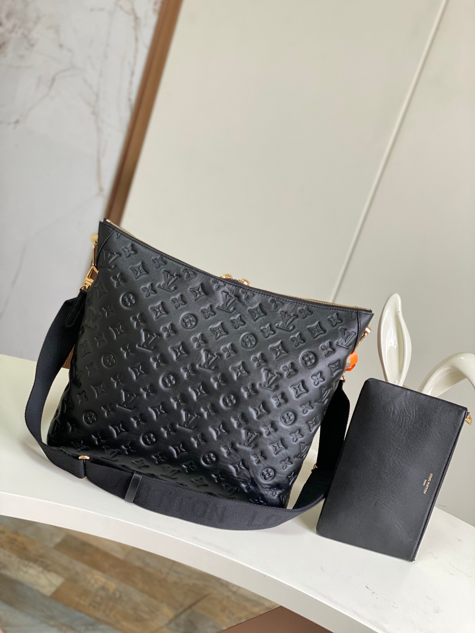 LV Coussin Hobo M12068 38x33x10CM