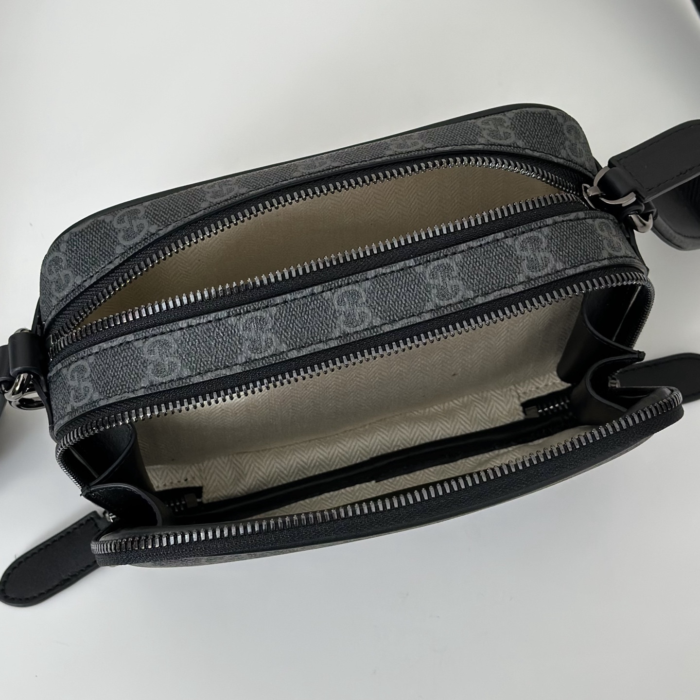 G*u*i gg emblem mini crossbody bag 19x12.5x7cm