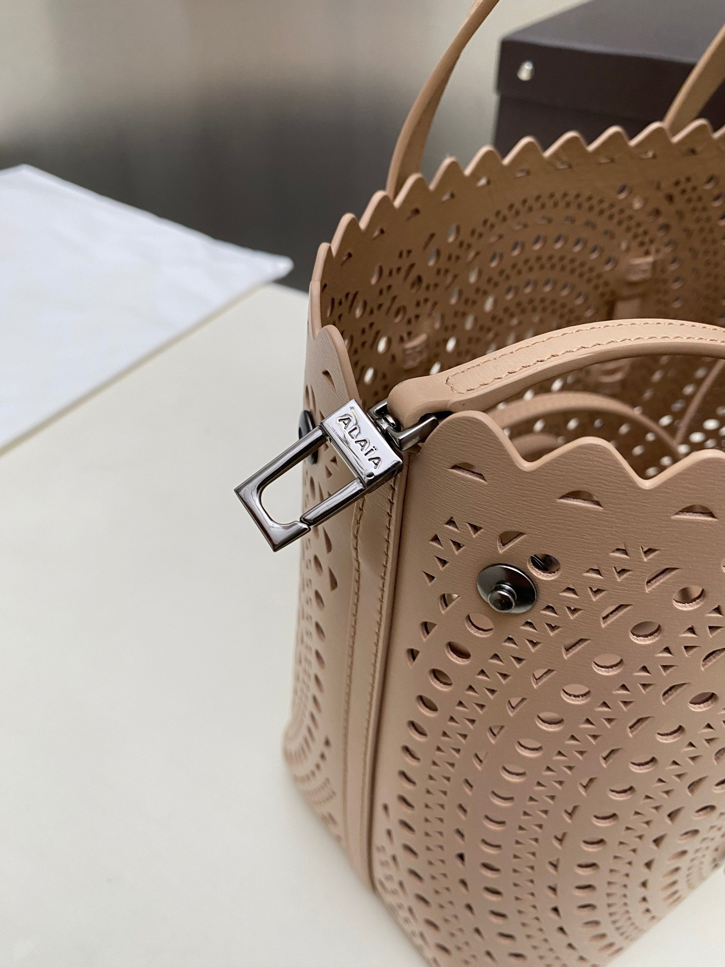 ALAÏA Mina 25 bag 25x20x12cm
