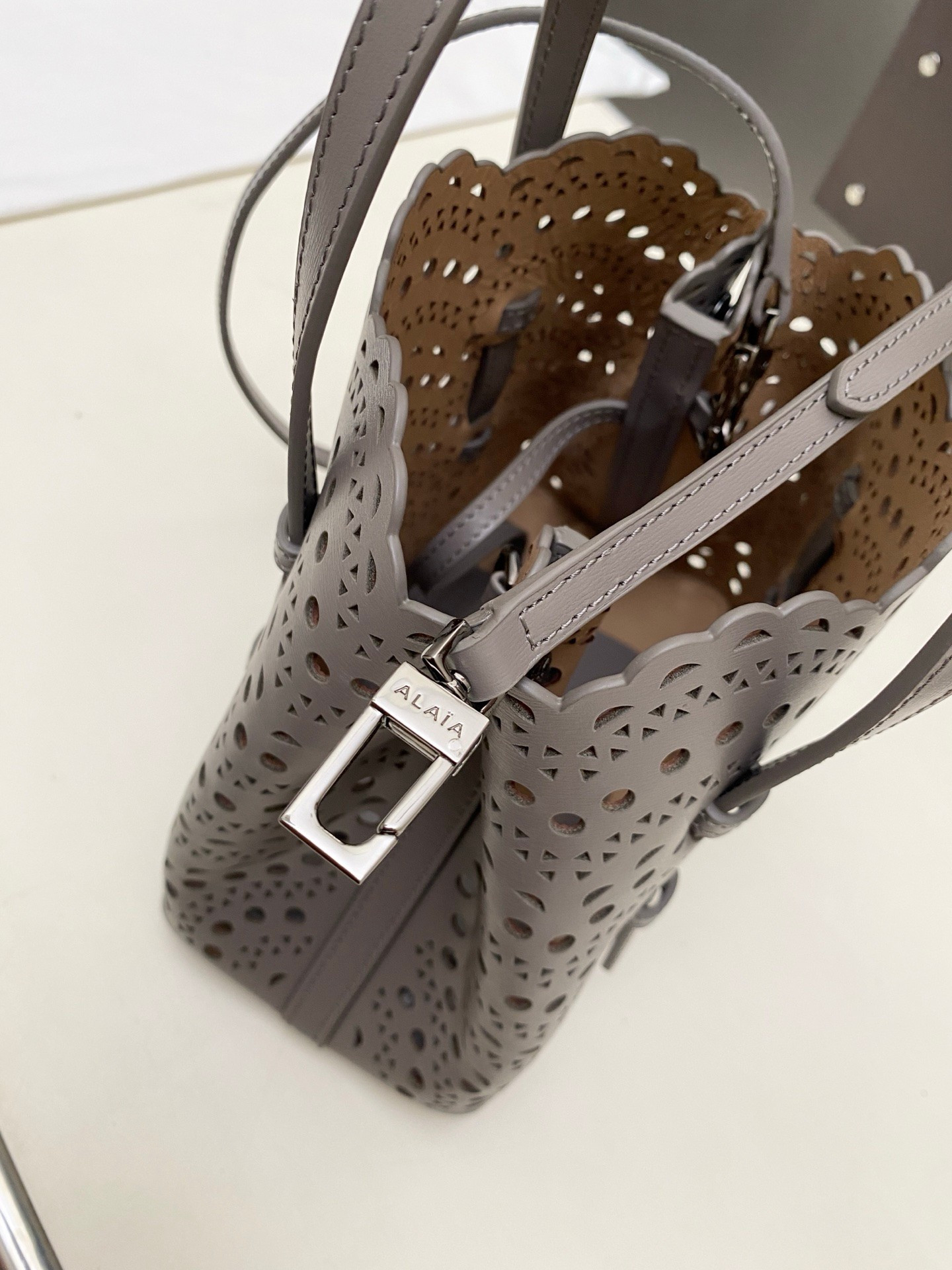 ALAÏA Mina 20 bag In Vienne Wave 20x17x10cm