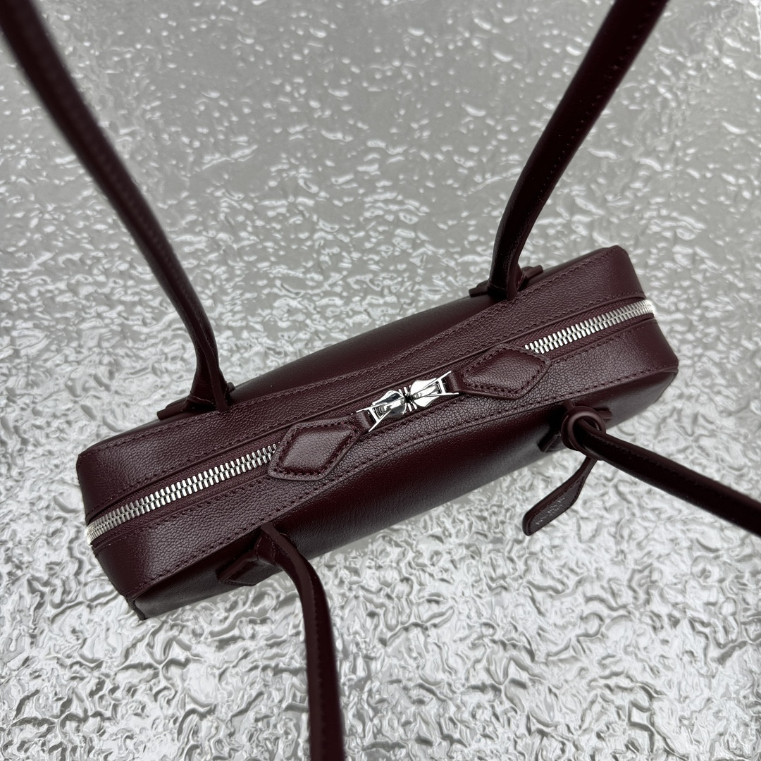 ALAÏA LE TECKEL SMALL BAG IN LEATHER 27x9x8cm