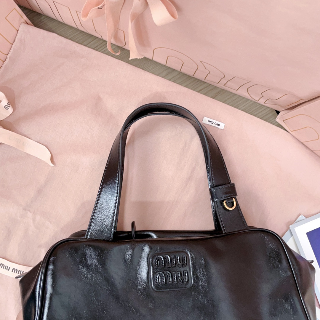 Miu Miu Leather top-handle bag 15x28x13cm