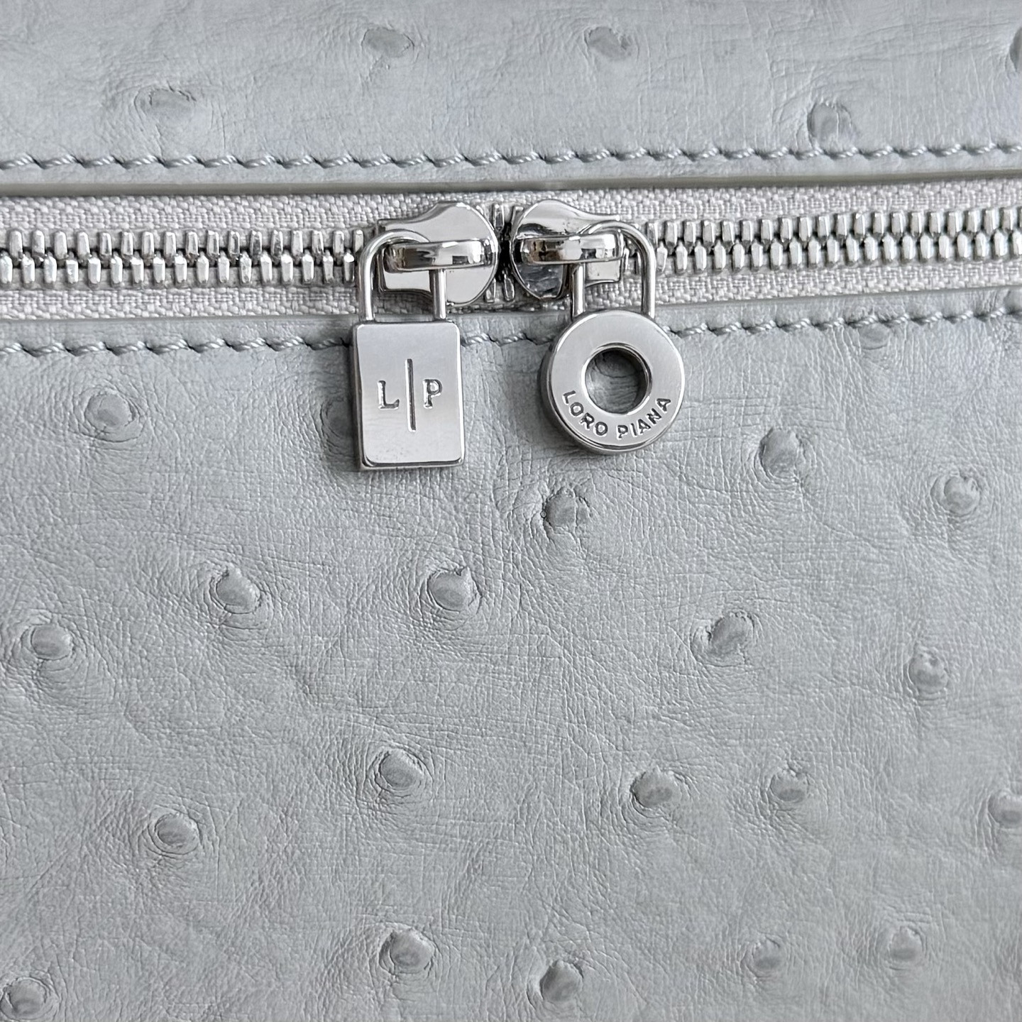 L**o p*ana extra pocket l19 ostrich-grained leather 11 x 19 x 6.5 cm