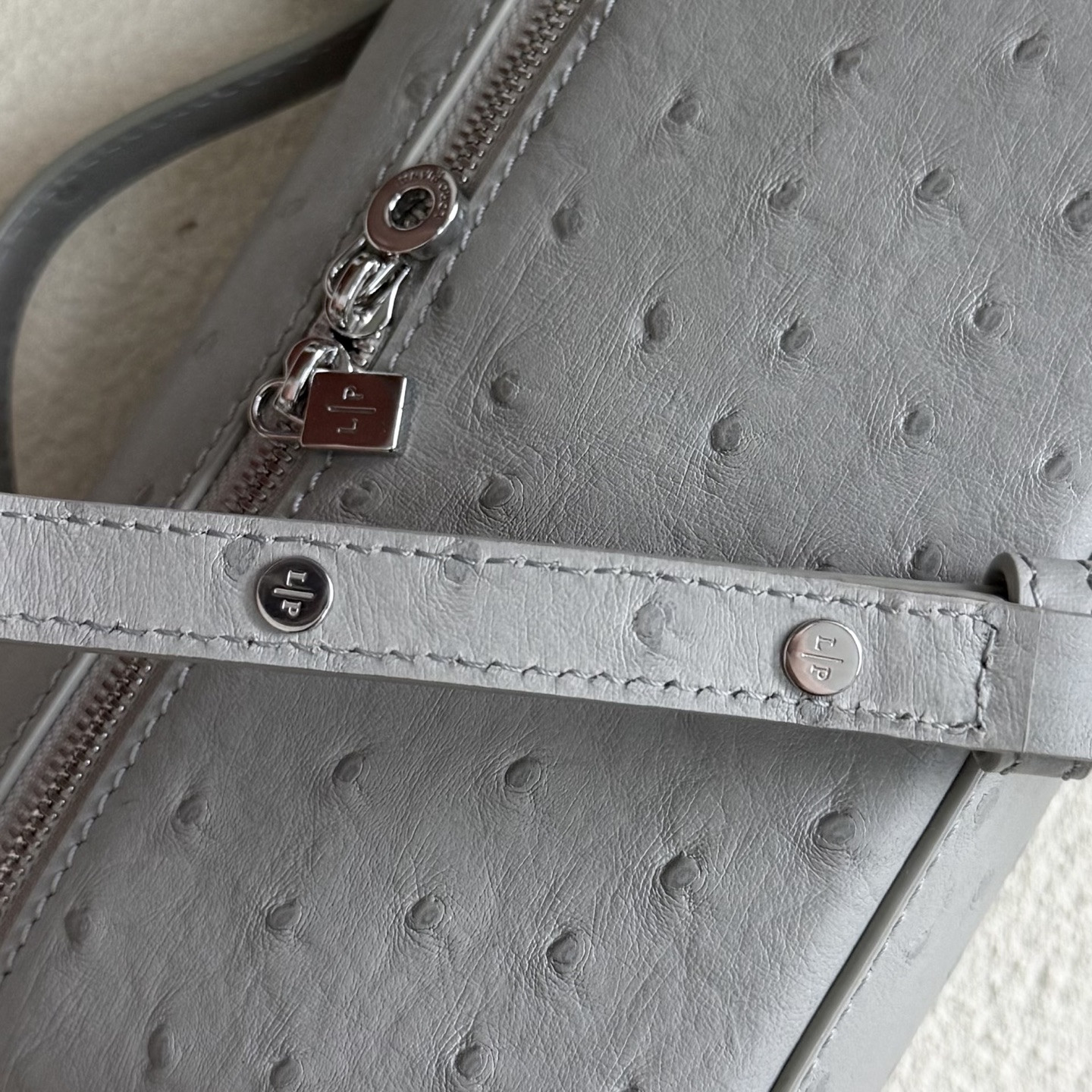 L**o p*ana extra pocket l19 ostrich-grained leather 11 x 19 x 6.5 cm