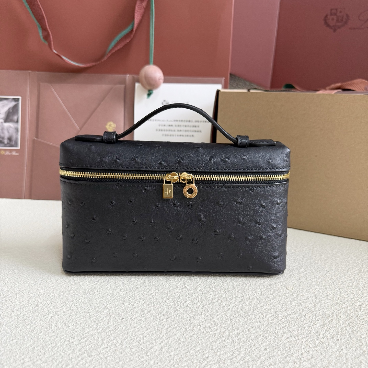 L**o p*ana extra pocket l19 ostrich-grained leather 11 x 19 x 6.5 cm
