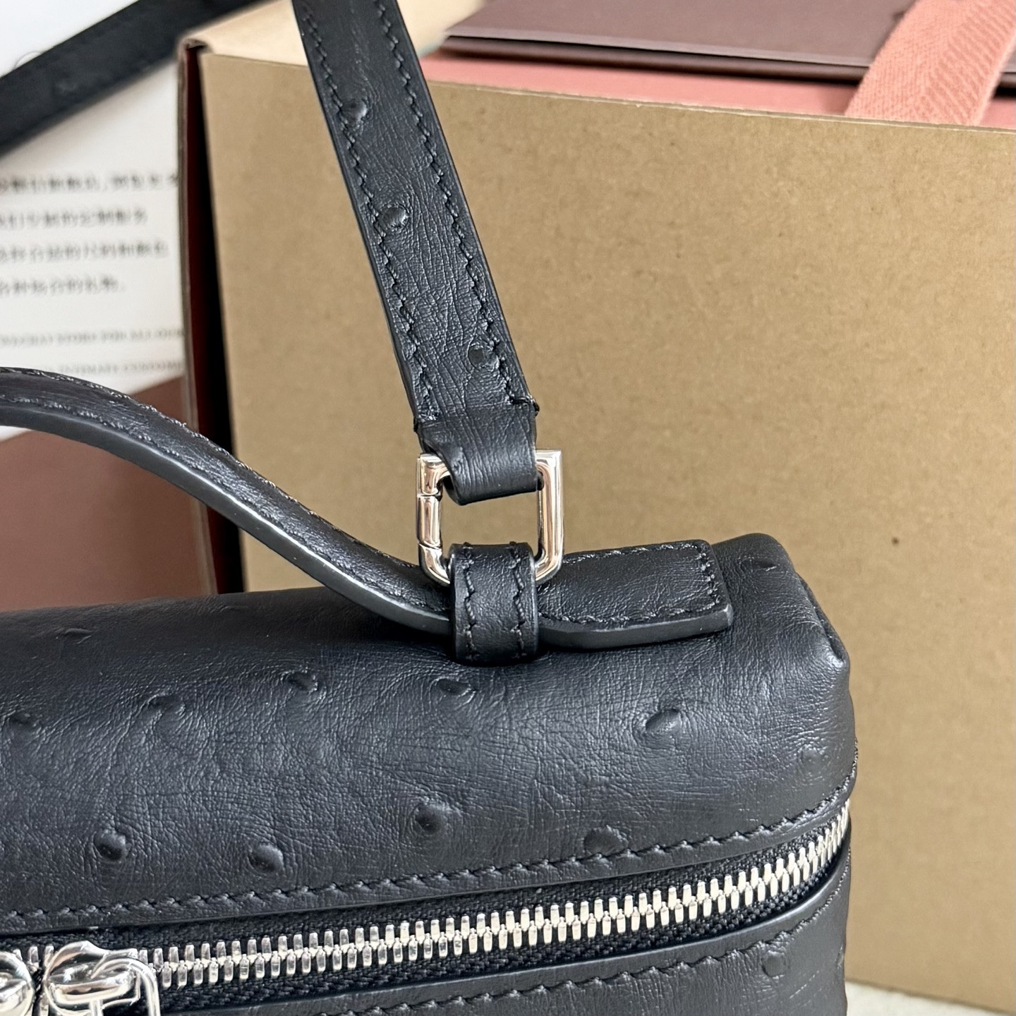 L**o p*ana extra pocket l19 ostrich-grained leather 11 x 19 x 6.5 cm