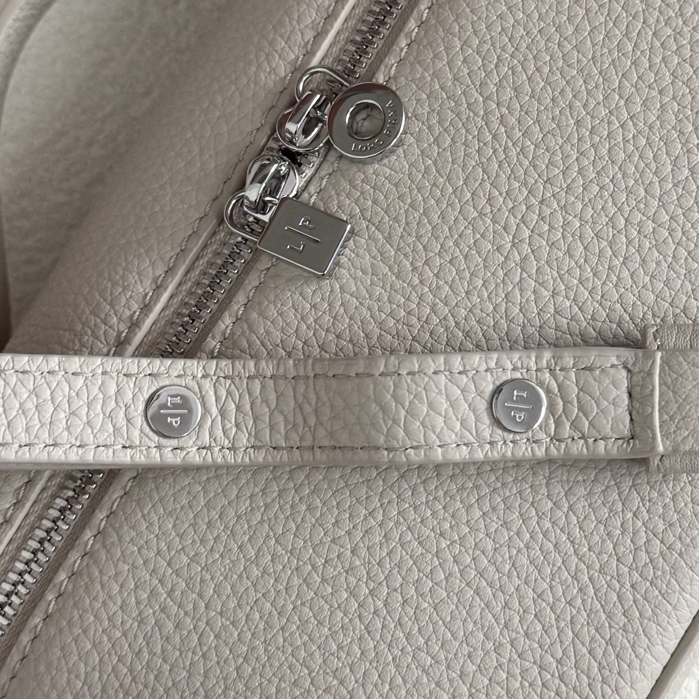 L**o p*ana extra pocket l19 grained calfskin 11 x 19 x 6.5 cm