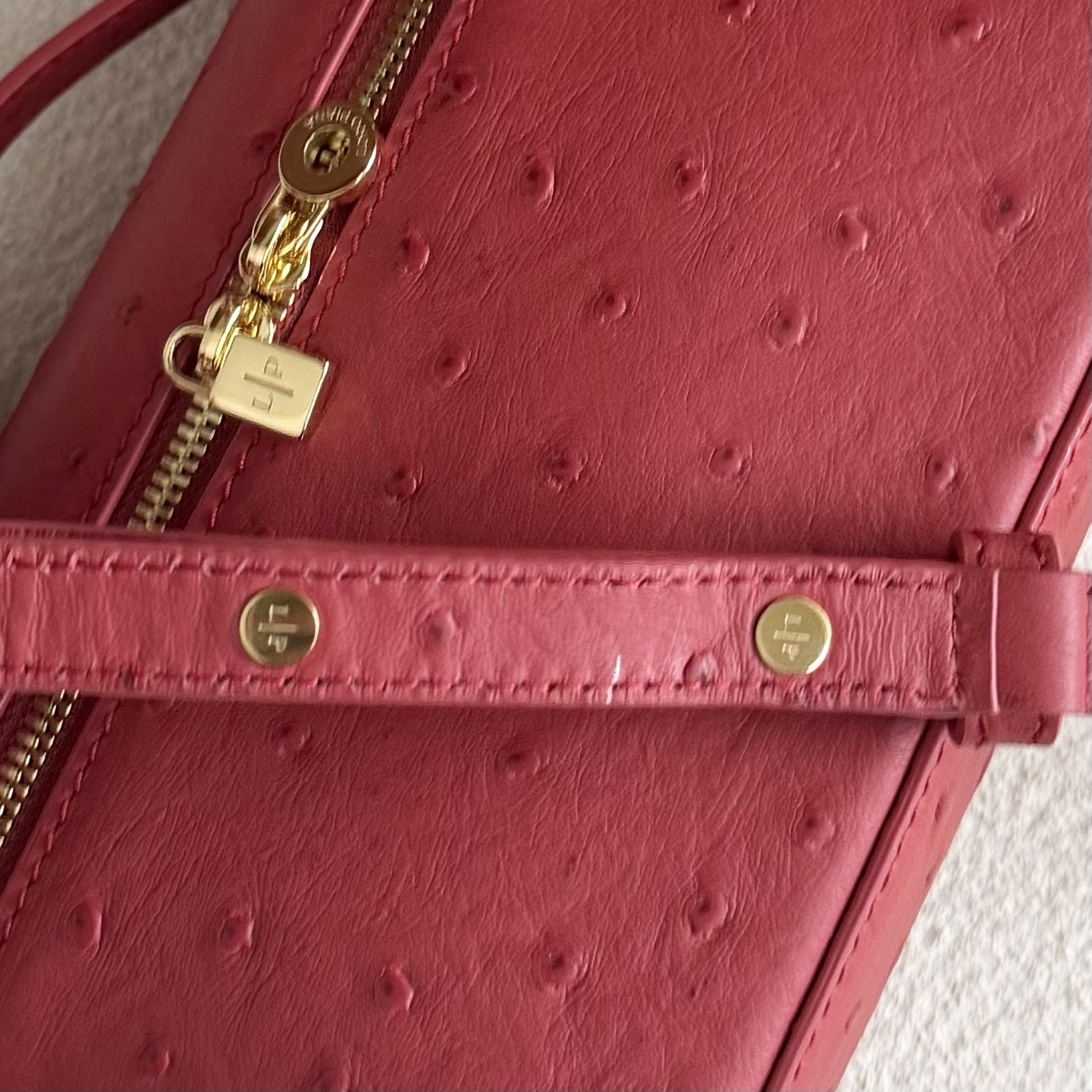 L**o p*ana extra pocket l19 ostrich-grained leather 11 x 19 x 6.5 cm