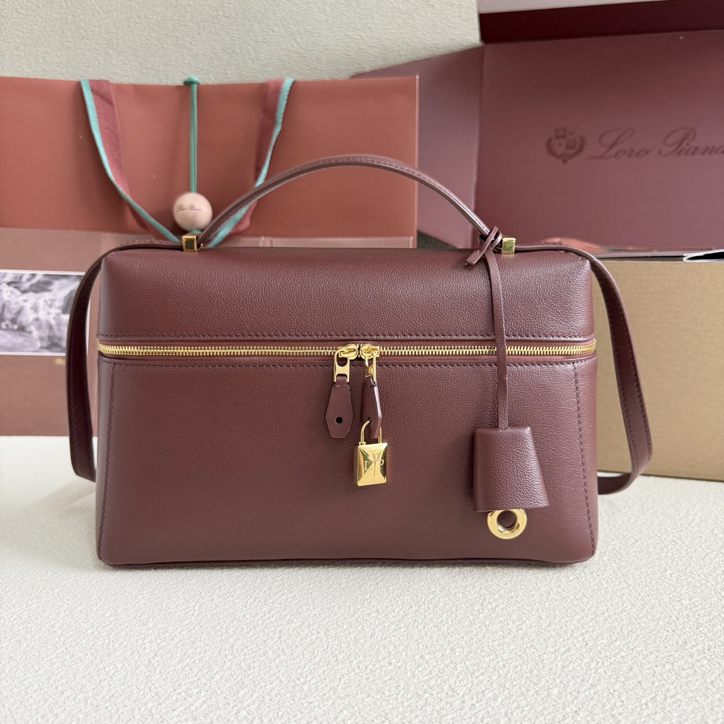 L**o p*ana extra pocket l27 calfskin 16x27x10cm