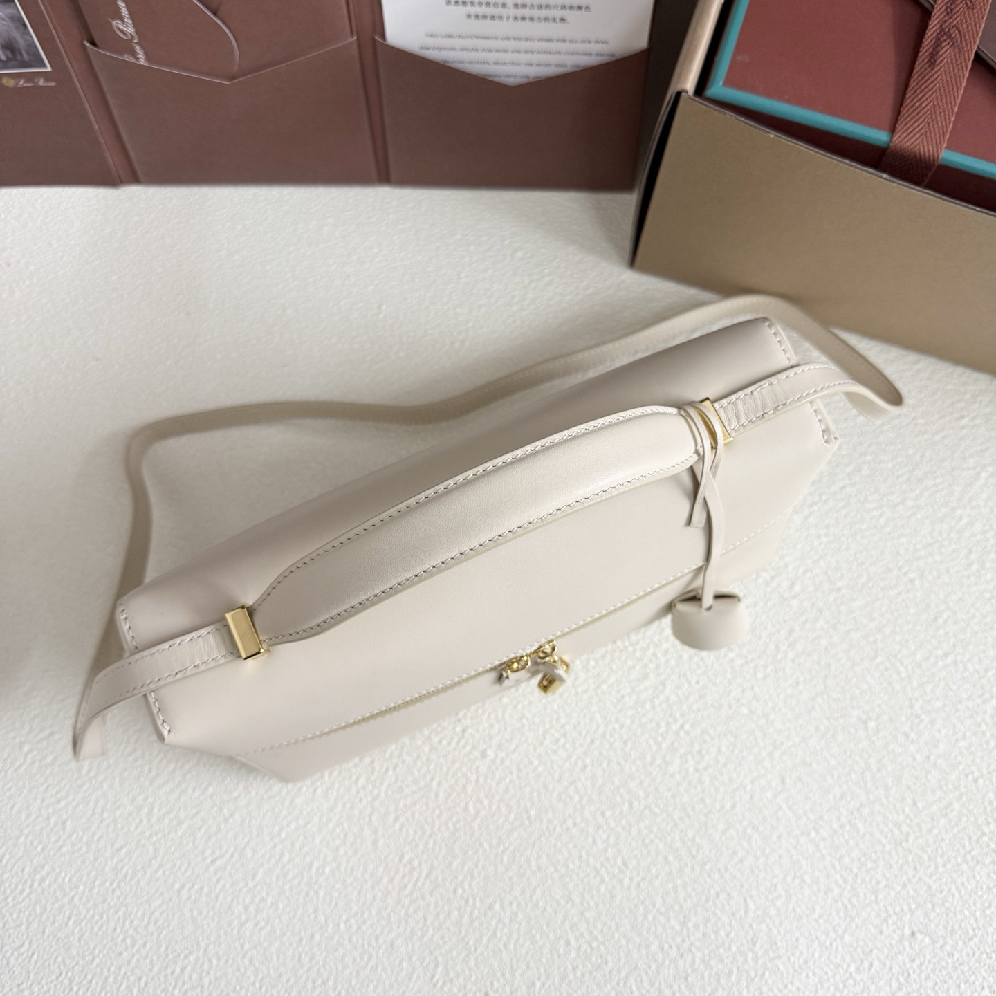 L**o p*ana extra pocket l27 calfskin 16x27x10cm