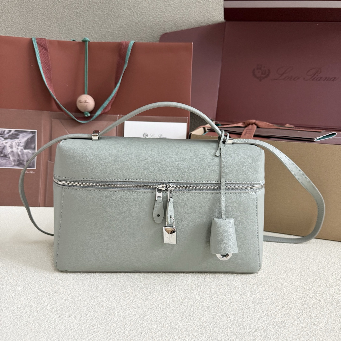 L**o p*ana extra pocket l27 calfskin 16x27x10cm