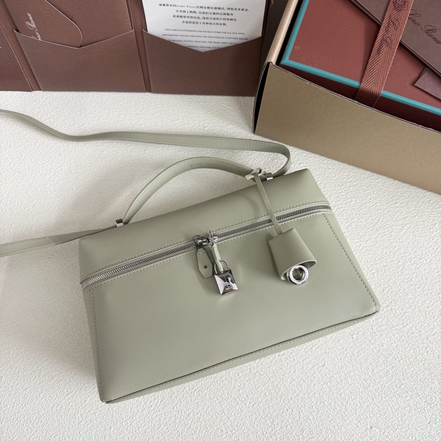 L**o p*ana extra pocket l27 calfskin 16x27x10cm