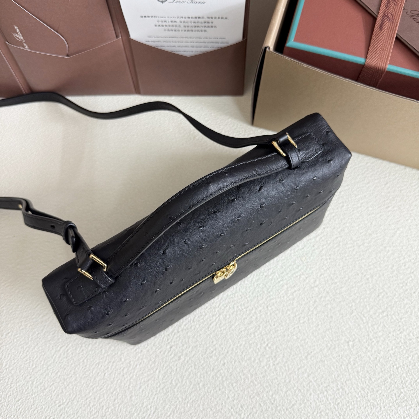 L**o p*ana extra pocket l27 ostrich-grained leather 16x27x10cm