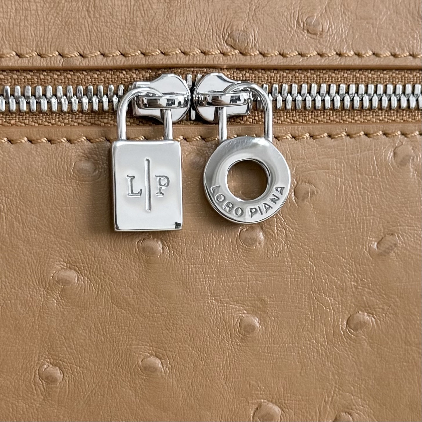 L**o p*ana extra pocket l27 ostrich-grained leather 16x27x10cm