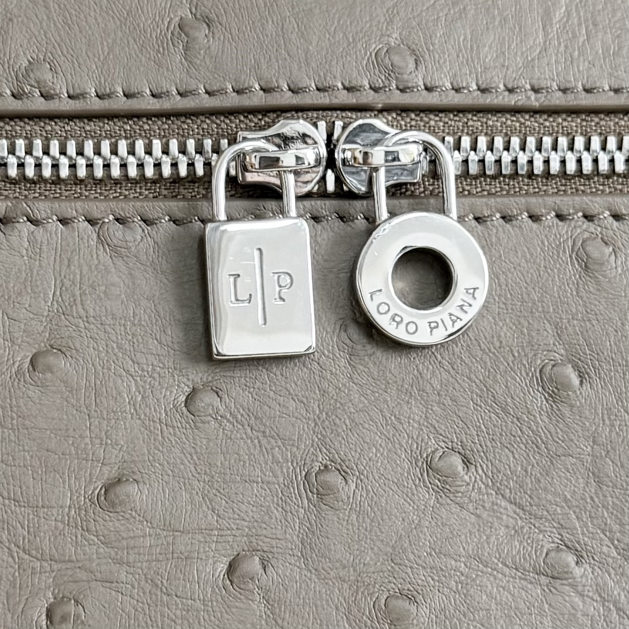 L**o p*ana extra pocket l27 ostrich-grained leather 16x27x10cm