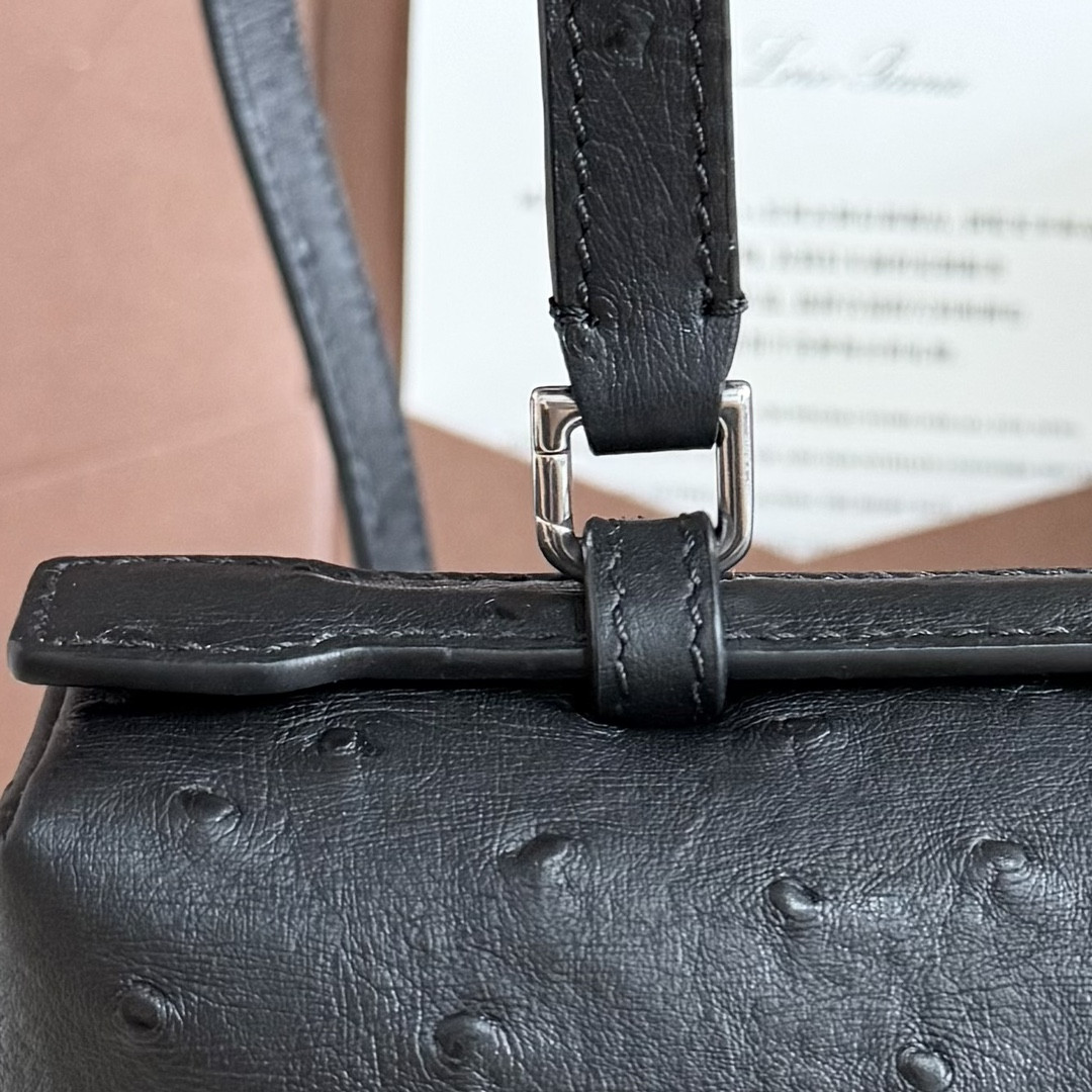 L**o p*ana extra pocket l27 ostrich-grained leather 16x27x10cm