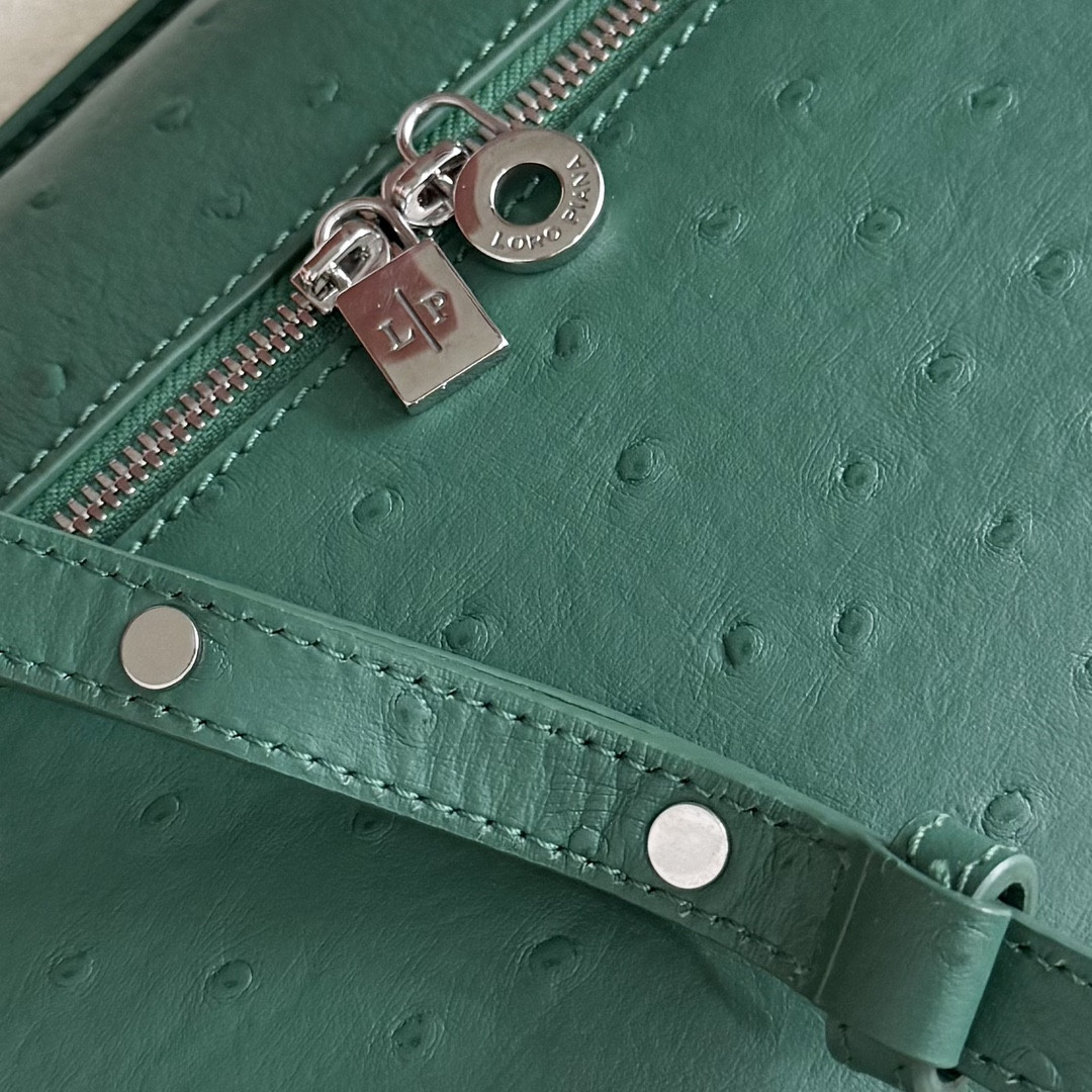 L**o p*ana extra pocket l27 ostrich-grained leather 16x27x10cm