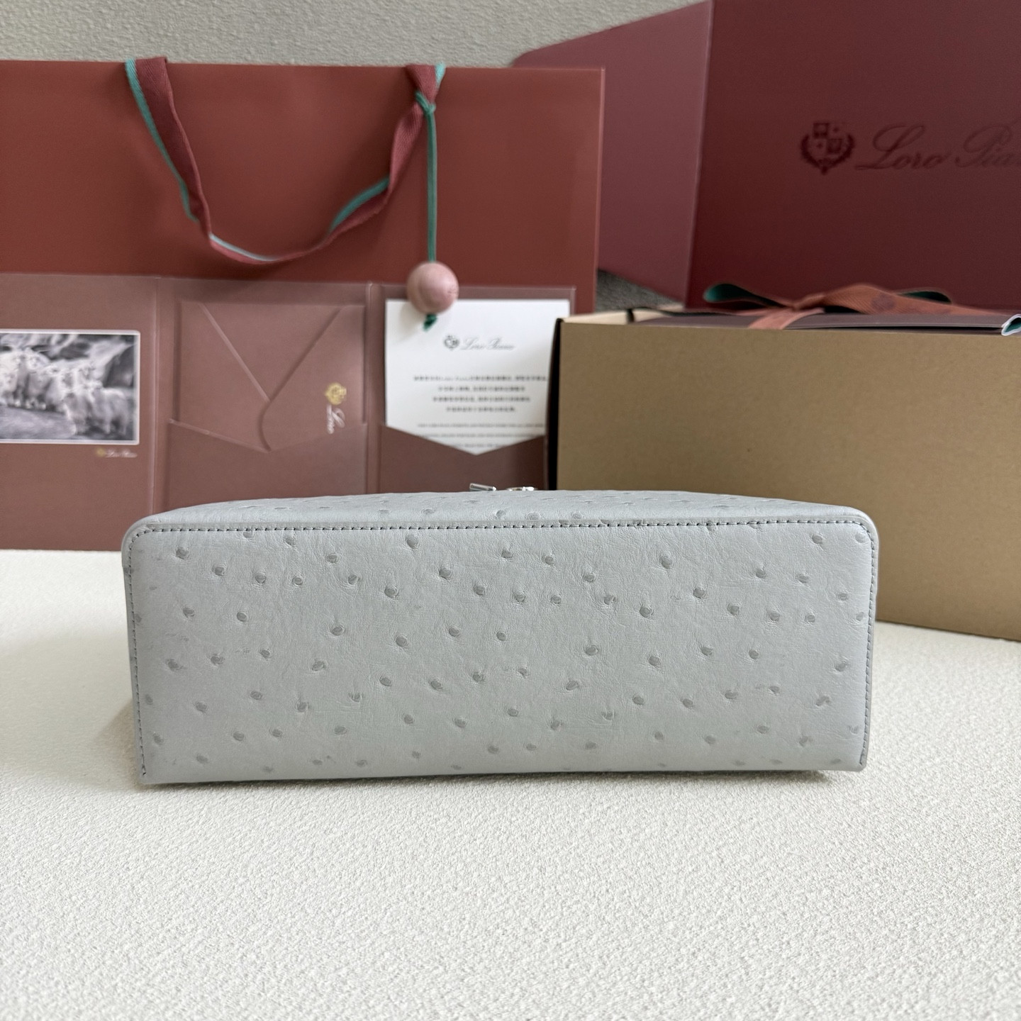 L**o p*ana extra pocket l27 ostrich-grained leather 16x27x10cm
