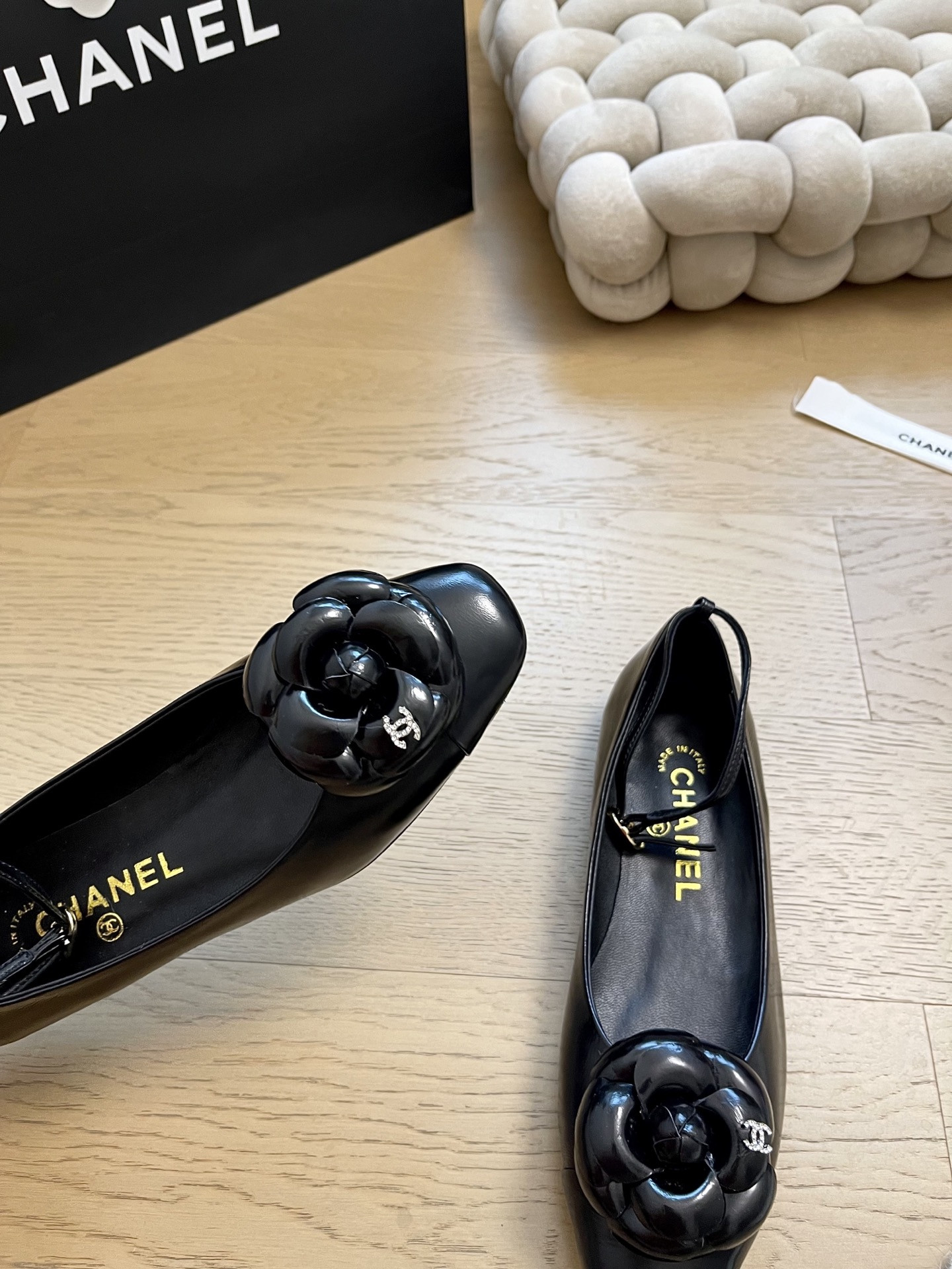 ua Ch*el ballet flats