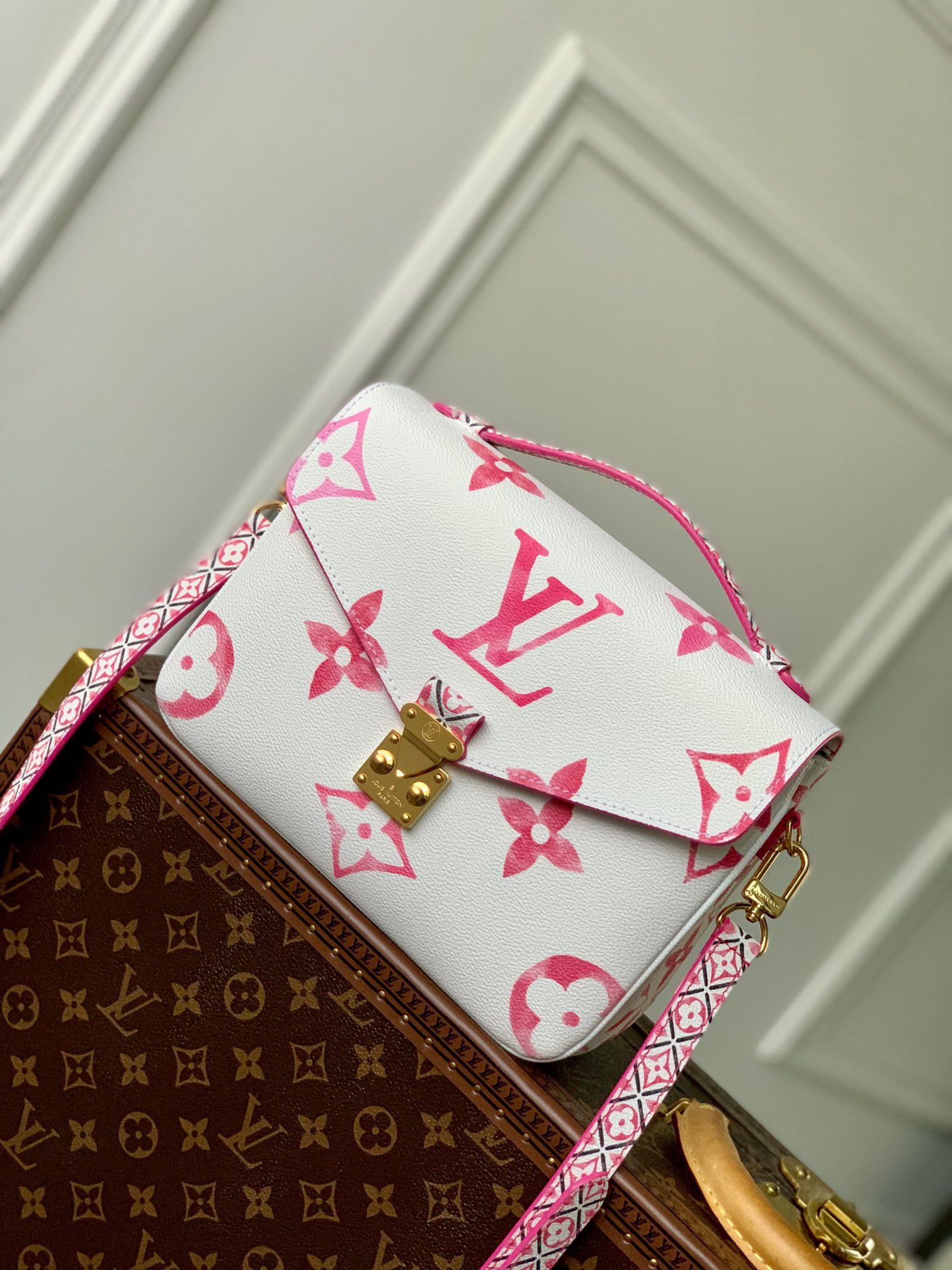 LV Pochette Metis MM M23055