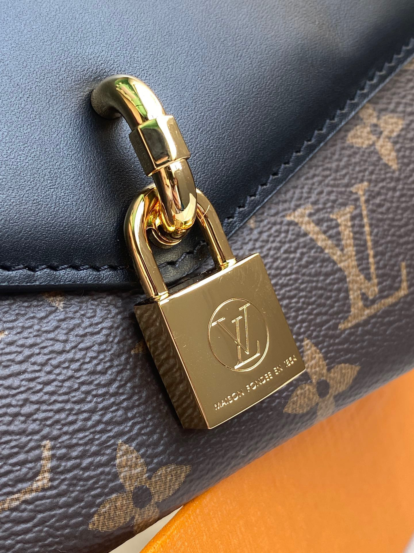 LV PADLOCK ON STRAP M80559